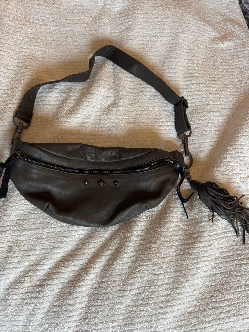 Evoke Leather Sling Bag - Picture 5 of 9